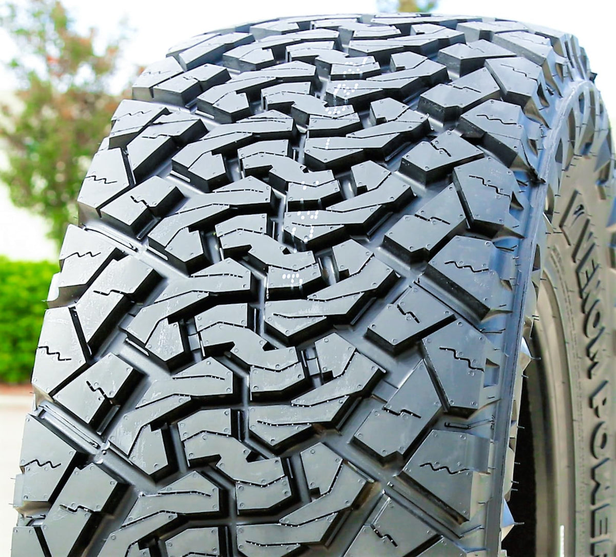 4 x LT275/60R20 Tires D782